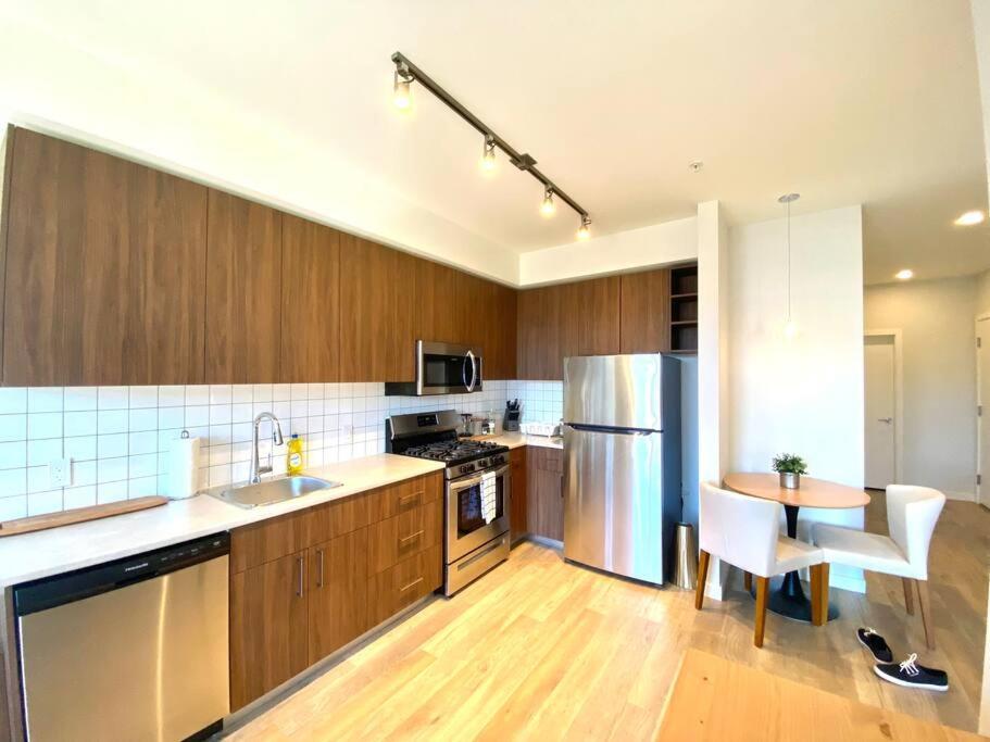 Lovely Brand New * Sidney